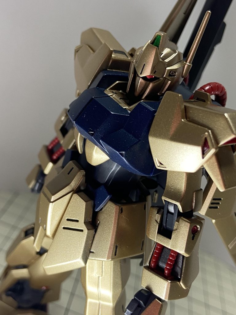 目と額と後頭部のみ付属のシールを貼ってます。肩の百シールを貼るか迷いましたが今回は無しで、墨入れだけしてます。