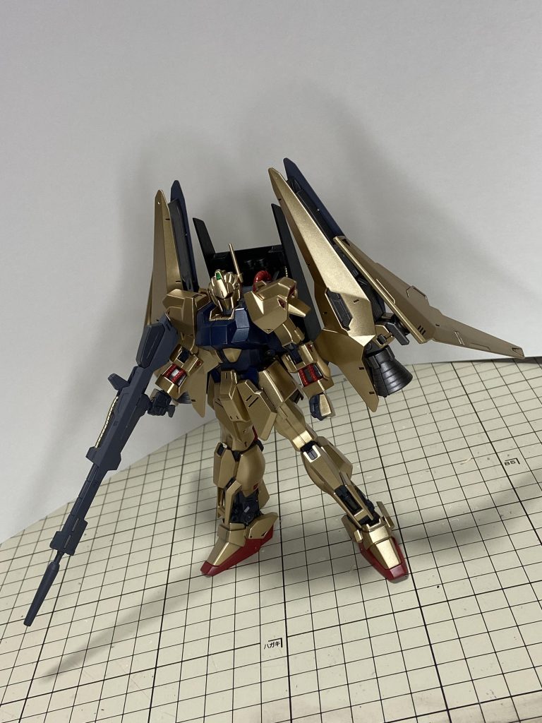 テルティウムアームズもガンメタとゴールドで。百式のバインダーも、勿論取り外してノーマルに戻せます。ビームライフルはRGゼータの物をジャンクパーツから発掘。