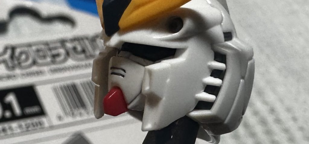 スリットの埋めはマスクが付いてたランナーを小さく刻んで接着剤に浸し溶けた物を塗布、成形しました。無塗装、その後つや消しトップコートですが痕跡は見事に消えました♪