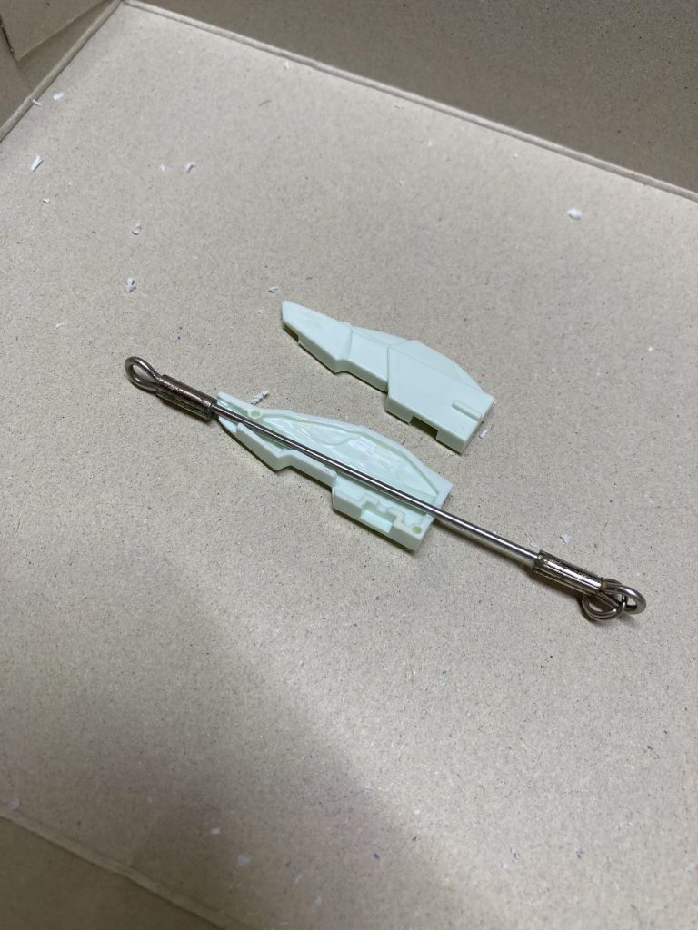 製作工程です。まず、釣り針を付けられるように金属棒を通しました。