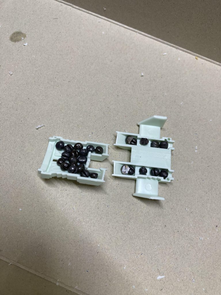 スペースが許す限り、オモリをぎゅうぎゅうに詰め込みました。