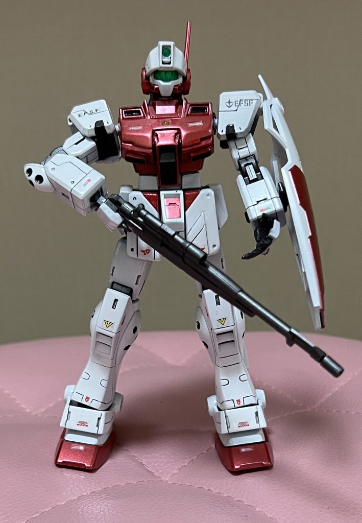 ウエストが背景に消えてるように見える。今回もスジ彫りやってます。デカールはRG RX78-2 ver.2の余り物を使いました。ジムスナイパーにはホワイトディンゴ隊仕様があるようで青白ですが、女子用に赤白という妄想設定してます。