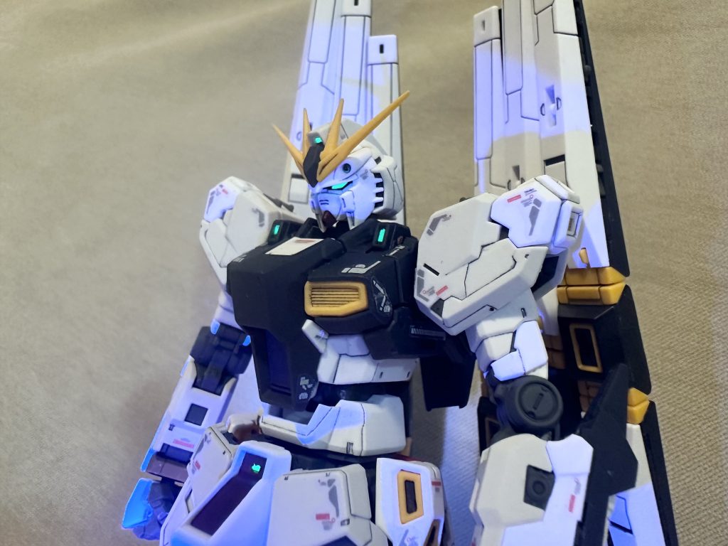 ガイアの蛍光塗料にUVライトを当てて発光に挑戦しました。股関の黄色いVのエンブレムも作品問わず良く見ますが、リニューアルの時にカメラにしたという勝手な妄想設定を🤪