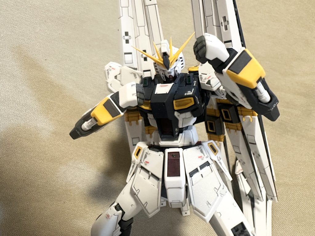 ・アイデンティティである3本のマスクスリット、好みにより一番上を埋めて2本に変更。一応”0本のガンダムも居るのになぜ3本なのか”と、本編での理由やデザイン上の理由を調べましたが見当たらない事から勇気を出して決行しましたw・ジャンクで1体買って、肩のサブカメラ?と腕の予備サーベルラックを右腕にも付けてシンメトリーに。・『コクピットは最重要部位なのになぜボディカラー的にも宇宙の中でも目立つ赤なの?』という疑問があったので、ヒケが凄かったのもあり暗めのワインレッドに塗装。ちょっと血色悪い唇の人みたいになってしまいましたw・胴体を4mm延長しましたが、しなくても元から違和感ない程のルックスでかなりお気に入りです♪