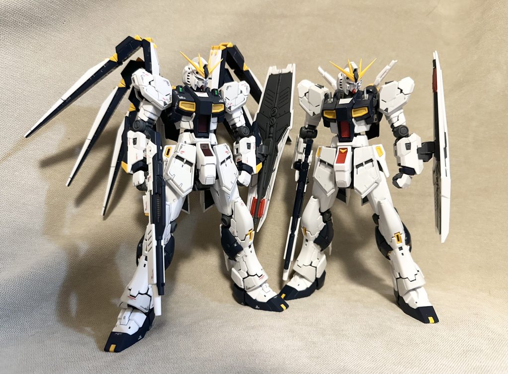 ファンネル装備で宇宙仕様と、ジャンクで買った方のνは余ったボディのブレードアンテナを両側に、バックパックのサーベルラックを反対にも付けてfastのシルエット意識で重力下での戦闘を主に意識した構成ということで…腕は白いカバーも黒いサーベルラックもポンで付きました♪