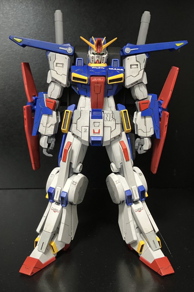 正面から。今回はグラデーション塗装をしてみたく挑戦してみましたが仕上色であるグランプリホワイトがスケスケになってしまいました。結局、その上からつや消しホワイトを塗る事になりました。少しマダラな箇所が出来てしまいましたがそれも味があるとしてよいと思ってます。勉強になりました。色を重ねた事により重厚感が増した様な気がしてます。