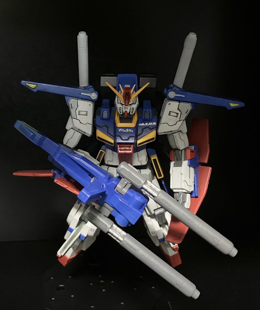 少しアクション。左肩のアーマーが下がってしまってます。