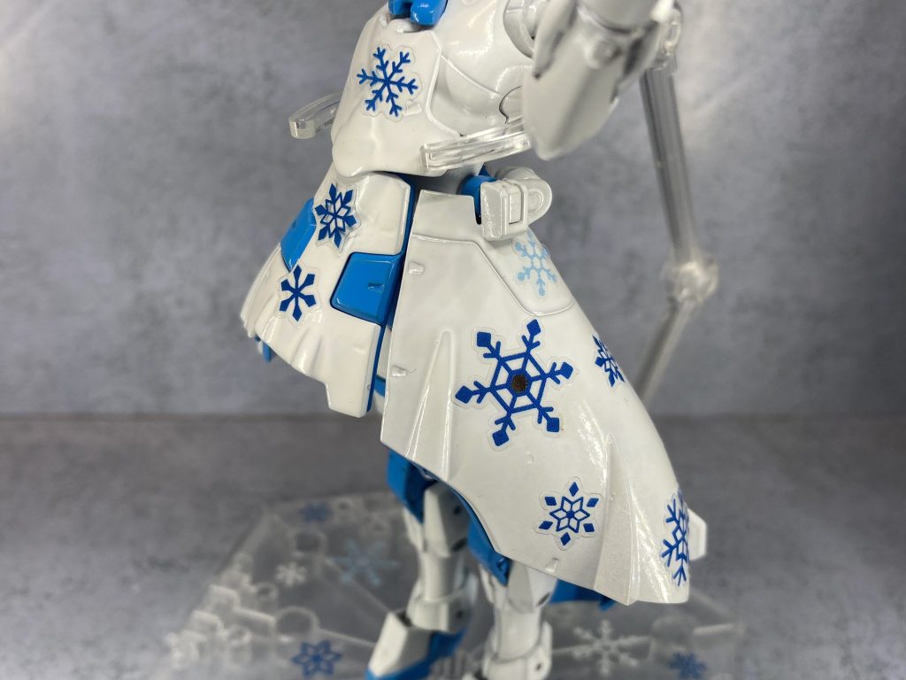 胴体はHGモビルドールサラ｡色はベースホワイト1000とスカイブルー｡青い雪の結晶はダイソーのシールを使ってます！。素材がPETなので多分塗装しても平気？仕上げはプレミアムトップコートを使いました｡初めてプレミアムトップコート使いましたがめちゃくちゃツヤツヤ✨️｡
