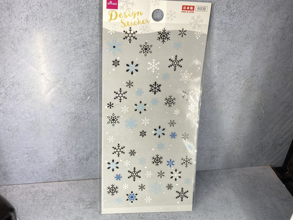 情報提供！。雪の結晶シールはこちらになります｡ダイソーで買えます｡粘着力が弱いのと固めのプラシールみたいな感じなので複雑な部分や曲がり過ぎる曲線には上手く貼れません(1部浮いたりしました｡)色は白や銀など大きさも小さいのやデカイのもあります❄️