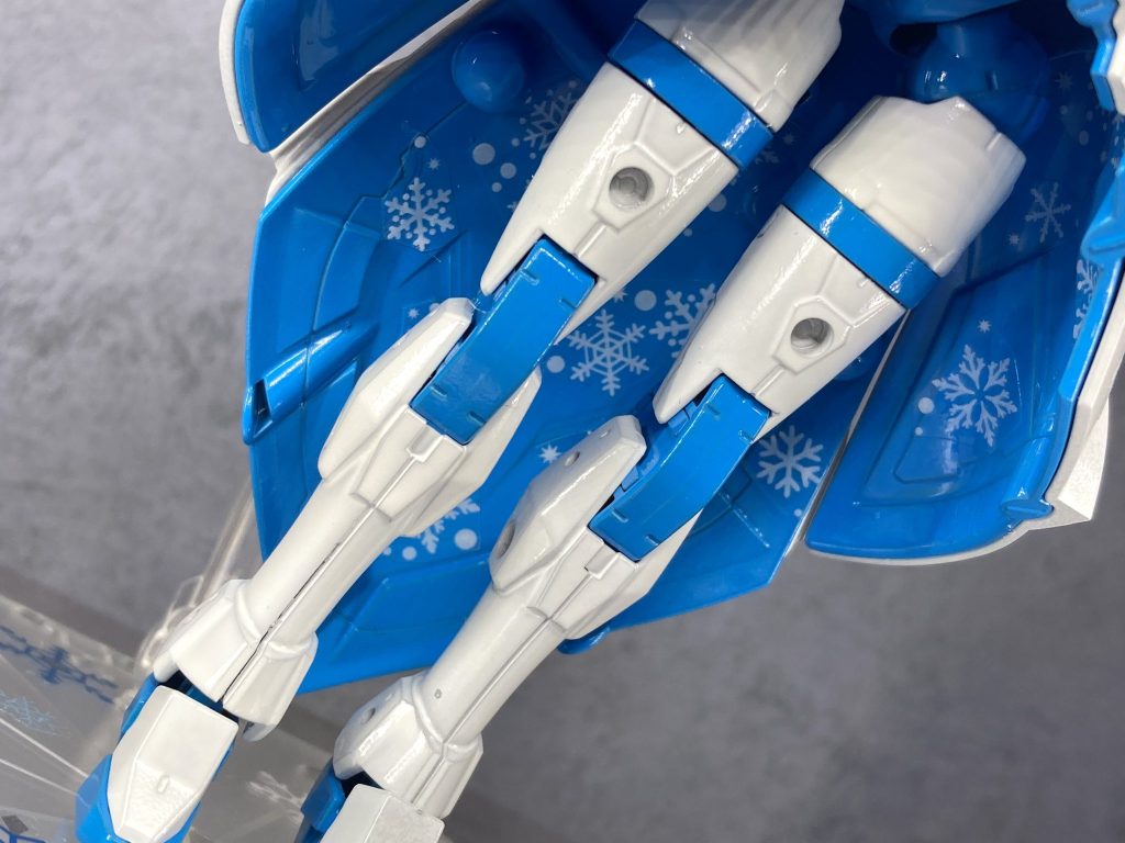 色はベースホワイト1000とスカイブルーの2色のみなのでドレスのスカート内部はスカイブルーに塗装しましたが…雪の結晶テープを使って青空の雪をイメージ！｡スカート形状的にちょっと覗き込むとホントに綺麗なんですよ｡ちなみに雪の結晶テープも百均アイテムで素材はPETです｡