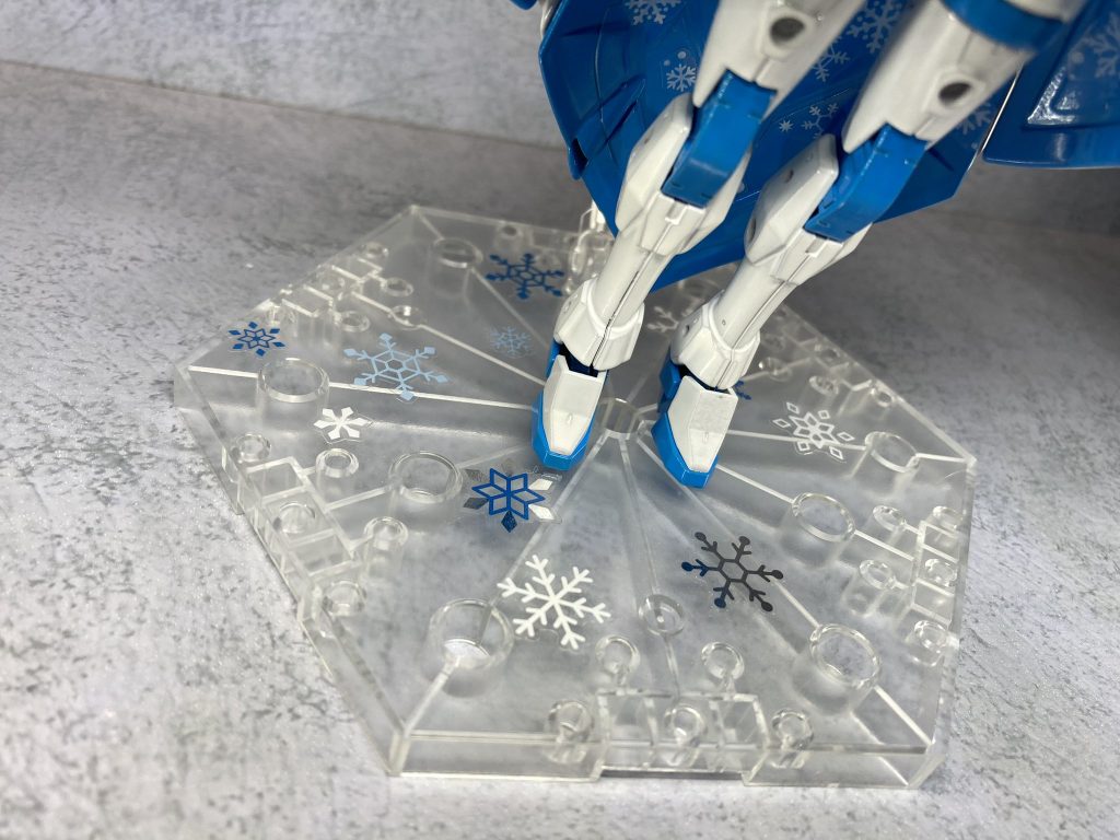 腰周りがユルいのと足が面積小さいから上手く立てないのでアクションベースが必要になったけどついでに雪の結晶シール貼って専用台座に！｡あえてあらゆる色の雪の結晶を使ってます✨️