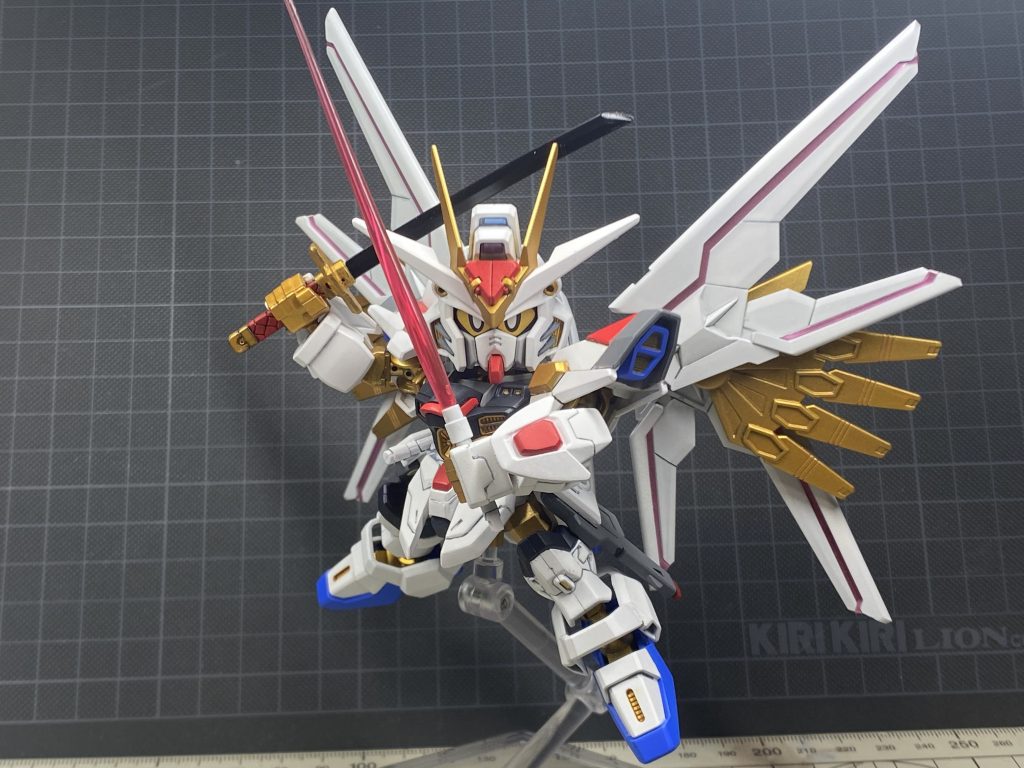 ビームサーベルと実体剣の二刀流って今まで無くて、凄い個性だなって思います。最初は、御都合主義が過ぎるけどカッコよきゃいいかくらいに思ってたら、ブラックナイトの装甲に対抗できる唯一の武装として、突貫工事で担がせたって設定読んで好きになりました。