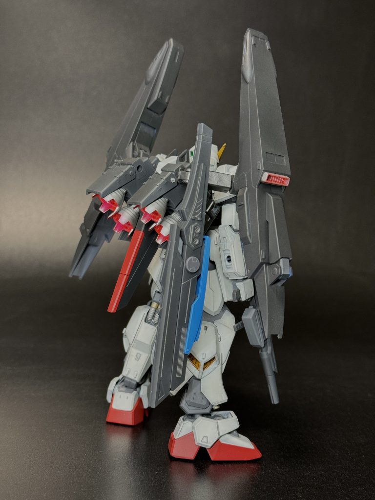 Gディフェンサーをそのまま背負うと邪魔なのでZのテールスタビライザーを組み込んだ新型の大推力バックパックに換装。何となくスペリオルガンダムをイメージ。ロングライフルは取り回しが悪いので折りたたみ式の新型ビーム砲に変更。