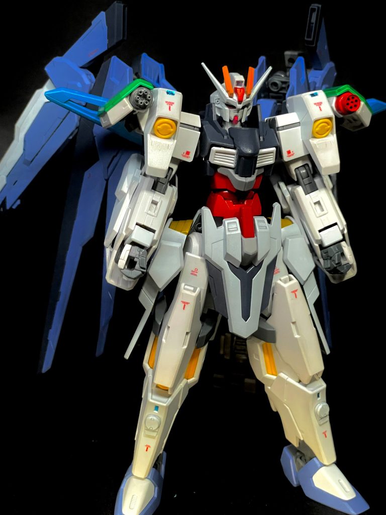 ストライク派系のギミックを盛り込んだ私式のストライクをイメージして作成しました。フォルムのよさから体はシュバルツリッター、プルトーネを採用しました。SEED系と合わせても自然になりそうだったので組み合わせてみました。