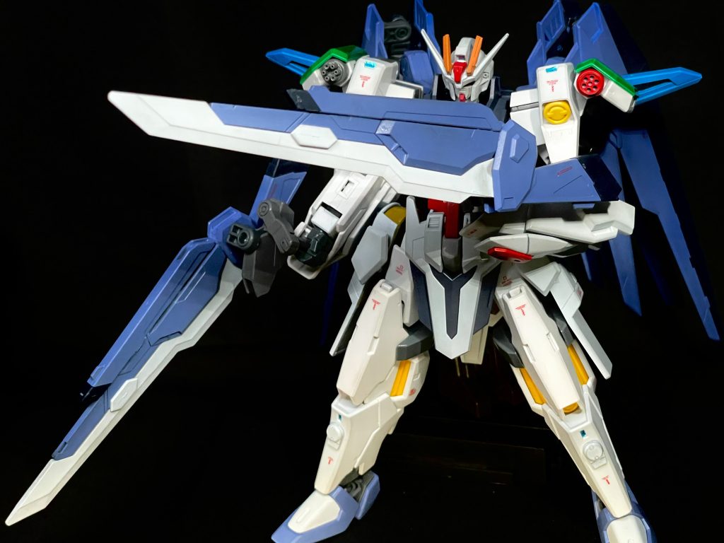 背中の羽はレールガン＋実体剣としてパージできるようにイメージしました。この辺はストライクノワールのモチーフを取り入れたポイントになります。