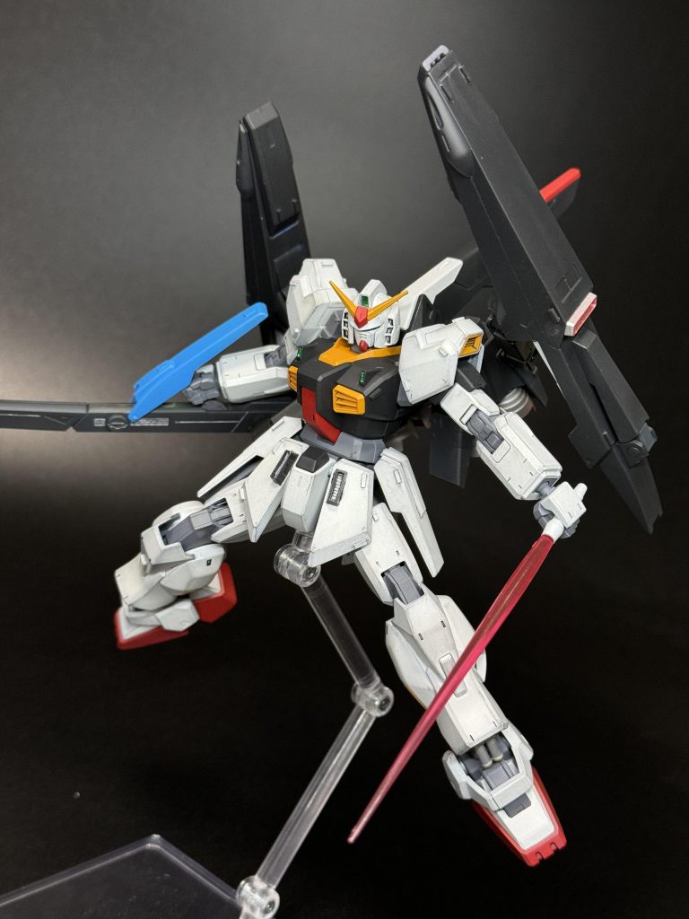 ビームサーベルは肩越しの抜刀だとどうしても窮屈なのでZ同様、腰のサイドアーマーに収納されているつもり。HGのZはサーベルの収納ギミックなかった笑