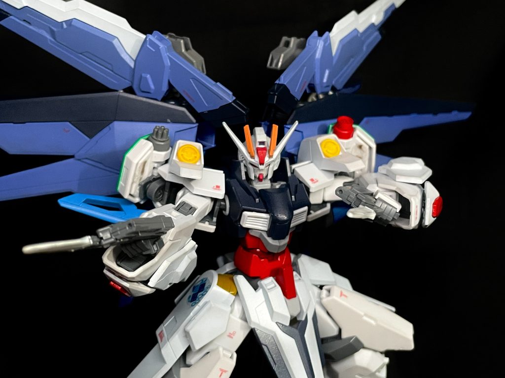 シューティーに見立ててアストレアFのGNピストルにアーマーシュナイダーを取り付けました。プルトーネの腕パーツだと短刀が映えにくいので武器に取り付けてみました。