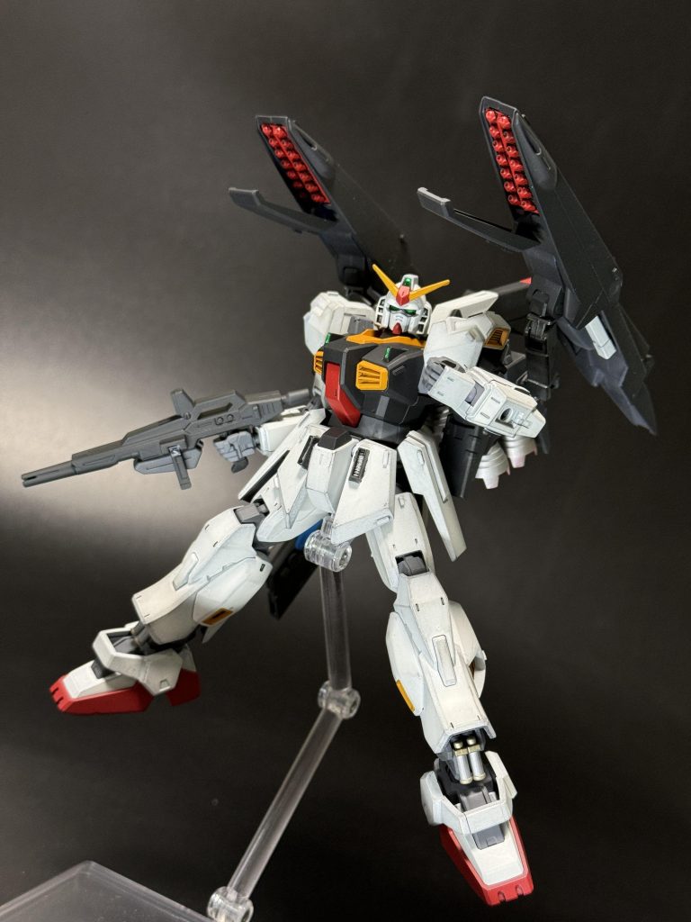 Gディフェンサーの足？がシールド扱い。ミサイル内蔵はそのままでビームライフルのマガジンと予備のビームサーベルも収納できるようにしてます。