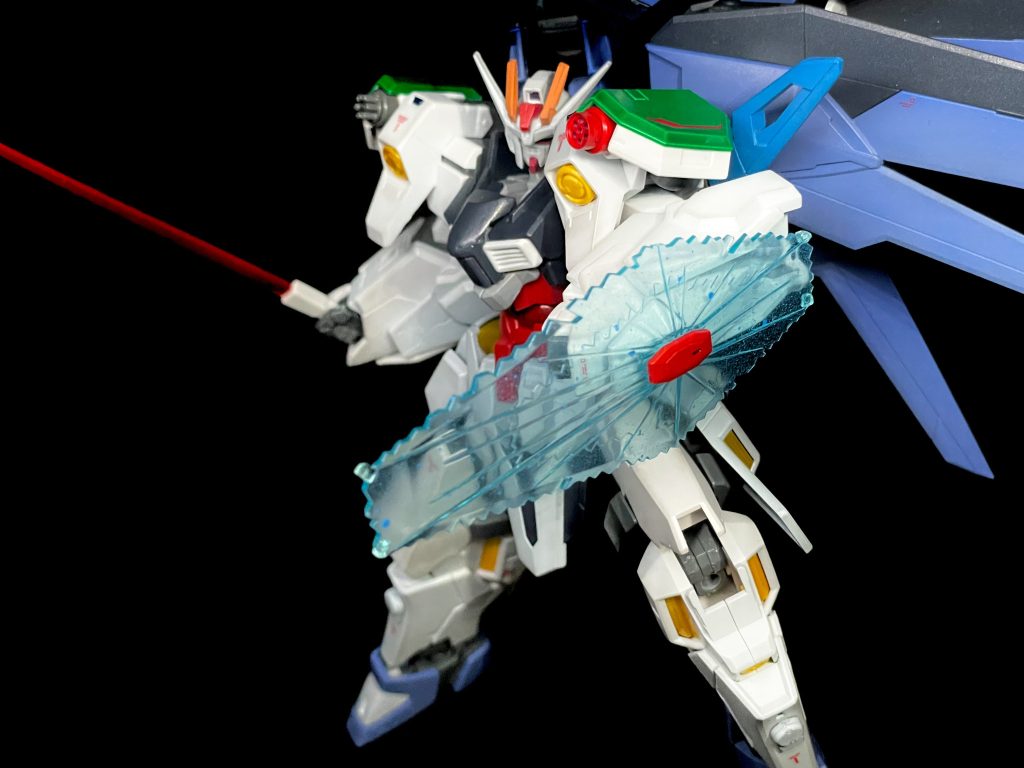 腕にはストライクフリーダムのビームシールドを装備、プルトーネの足の格納されているGNビームサーベルでポージングしてみました。OO系のビームサーベルでこの辺のデザインがハヤブサ屋の好みです。