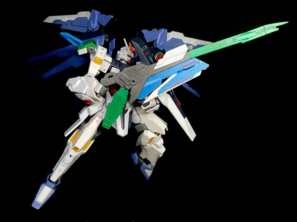 こちらがランチャーストライクモチーフの高エネルギーライフルモードになります。ただ砲頭折り曲げただけですがそこそこの見栄えになった気がしてます。