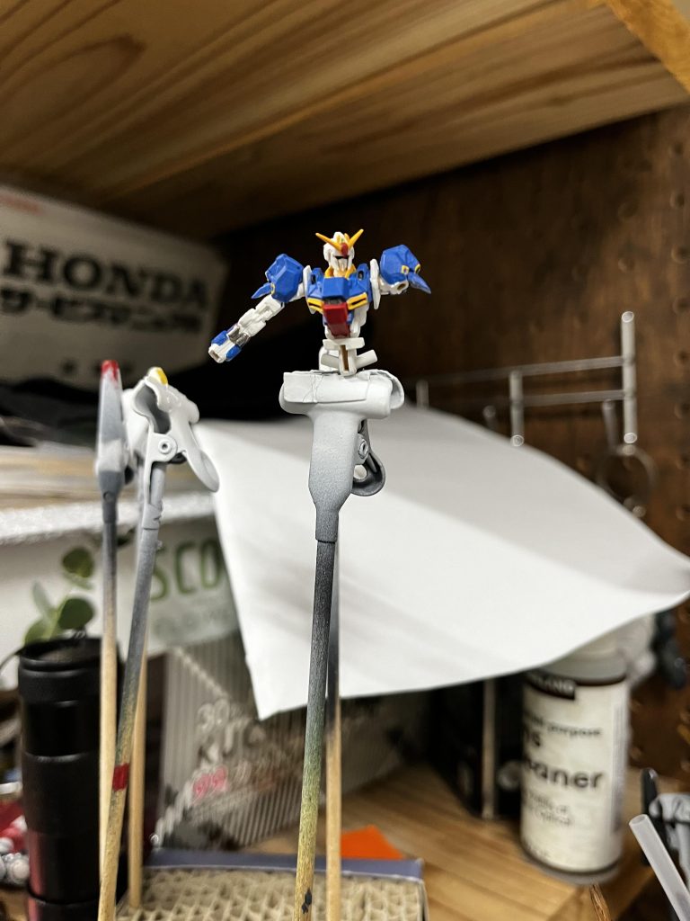 腕周りを左右入れ替えても違和感ないですね(gundam-kao5)目元は今回力入れた部分でなるべくブラックライト当てたらカッコよく光るように細かく塗りました(iori_sei)来年にアーティファクトの新弾でジオや百式がラインナップされてるので今からが待ち遠しいです(gundam-kao3)