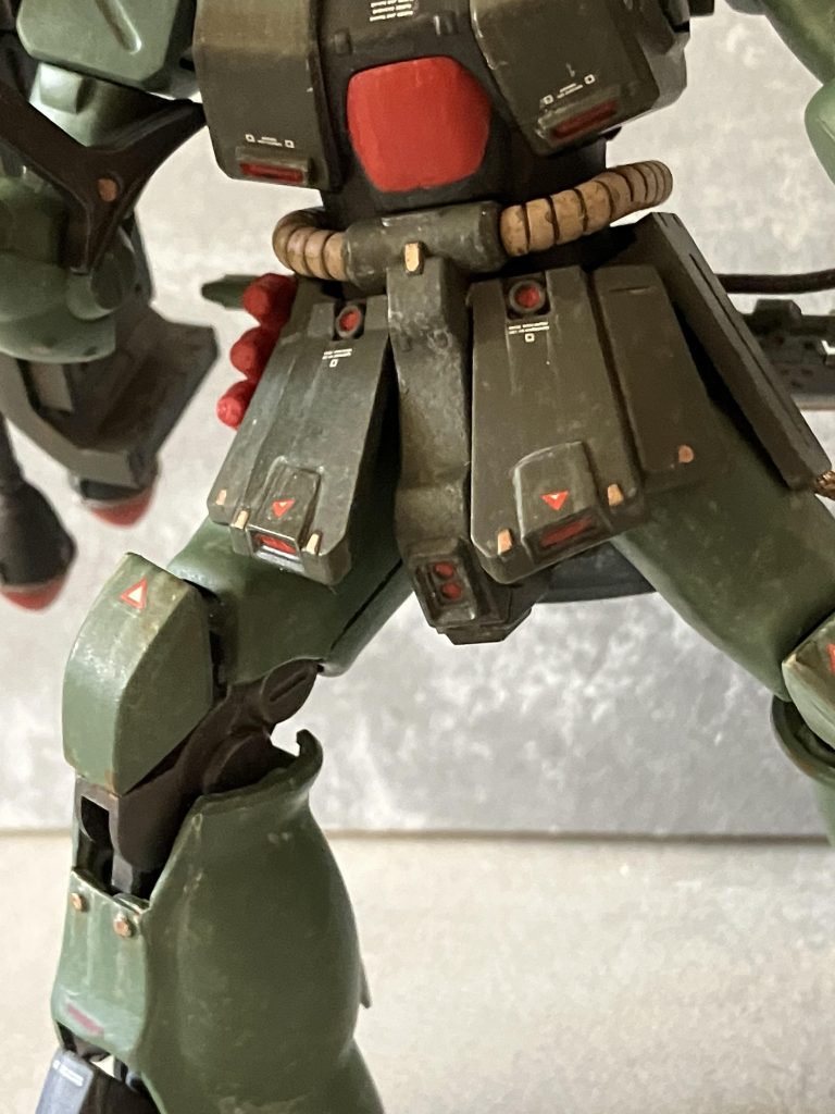 今回も筆塗り全塗装塗料はvicカラーと水性アクリジョンを使用ウェザリングは水性ウェザリングペイントメタリック部分はミスターホビーマーカーを使ってますデカールはガンダムデカールと他社コーションデカールを併用です