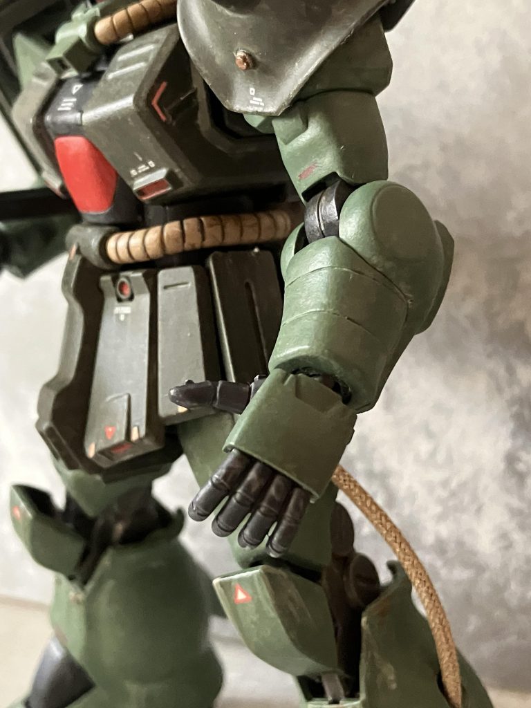 脚部のスネ、サンダル部分、左腕、スパイクはHGザクⅡのを使っています最初にパチ組みした時に足周りと腕のボリューム感がないのでザクⅡから拝借左腕と右腕で違うのは、交換パーツがなかったからと言う設定にしています