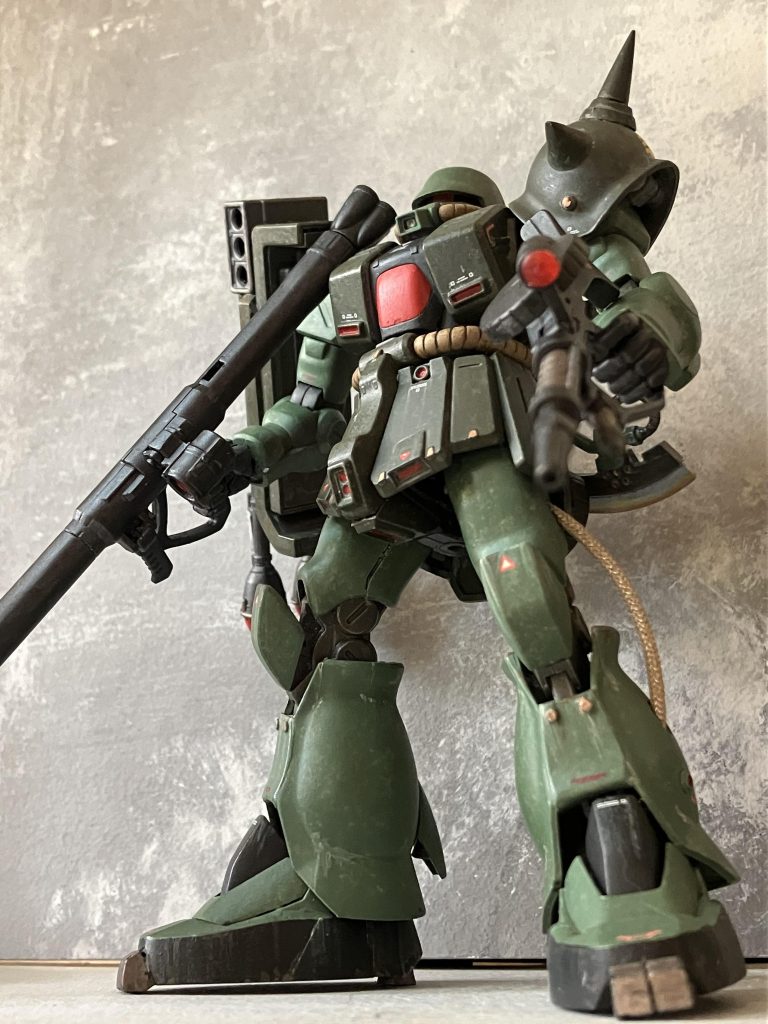 そのザクは、いつの間にか忘れさられていた…1年戦争末期、連邦のガンダムを撃破したと言われたザクⅡ改当時、その一報はジオン軍の士気を上げたが、元々が現地での改修版ザクであったため量産もされず、数機のみが残された 当初、エース級に配備される話しもあったが、ほとんどエース級のパイロットには愛機が存在していた為に尉官クラスへと回された 血気盛んな者が搭乗し出撃したが、コロニー内に残された残骸からザクⅡ改の解析はされており、既に脅威ではなくなっており、またガンダムを落とした機体である事から集中的に狙われる結果になった… そうして、時が過ぎ…0096のあの日を迎える