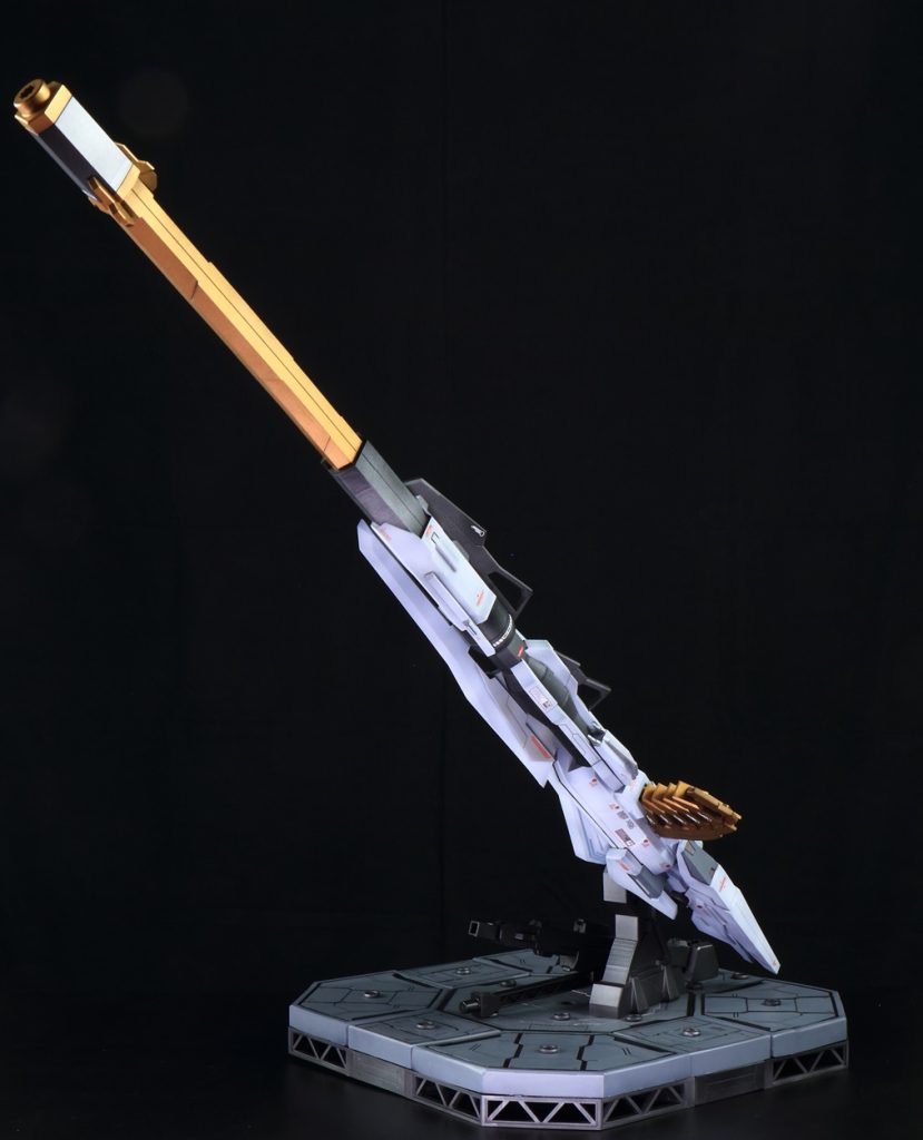 重たい武装を支えるために台座も自作しました、