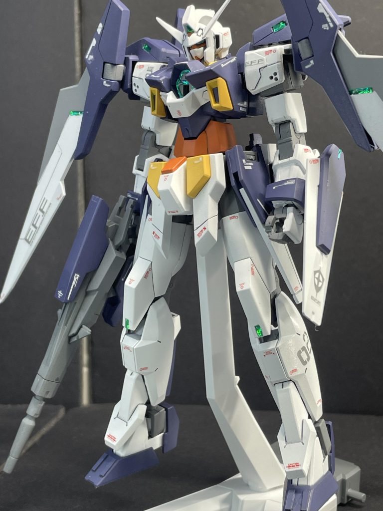 ガンダムAGE2ノーマル（クジョウ•キョウヤ専用機）ビルドダイバーズの活躍から数年前、GBNで行われた第一回チャンピオンリーグでクジョウ•キョウヤが使用した機体。必殺技のEXカリバーを決め手に、クジョウキョウヤはチャンピオンの座を手に入れた。