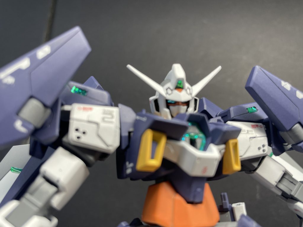 今回、センサーっぽい何か、ラピーテープとレジン液で作るアレの割合を多くしました。くどいかなーとも思ったんですが、AGE2マグナムの色合いに少しでも近づいたなと完成した時に気付き、結構気に入っています。