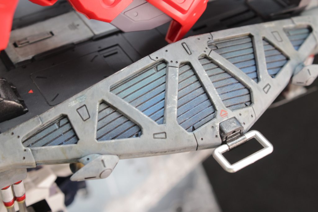 塗装後にシェードブルーとステインブラウンでウェザリング,金属部分はウェザリングマスターで青焼け,赤焼け表現を追加しています。