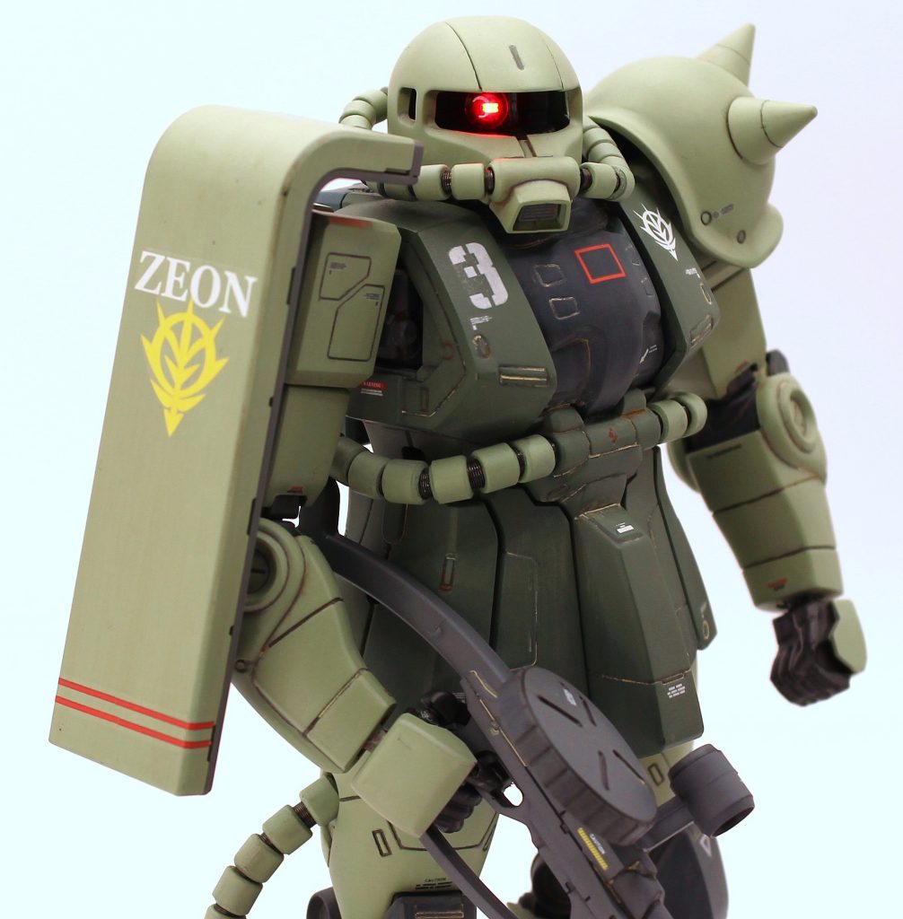 個人的にモノアイ電飾のポイントは光量と光漏れの処理だと思います。LEDは流れる電流を増やすと明るくなります。電池の供給電圧は変えられないので、挟む抵抗で電流値を調整します。I(電流)=V(電圧)/R(抵抗)、オームの法則ですね。中学校の理科の授業が、おじさんになった今ガンプラ工作で活かされました。抵抗は色んな抵抗値のものが売っているので、いくつか試してちょうど良い明るさの物を選べばOKですね。抵抗を大きくすれば流れる電流が少なくなる=電池寿命が延びるので一石二鳥ですね。