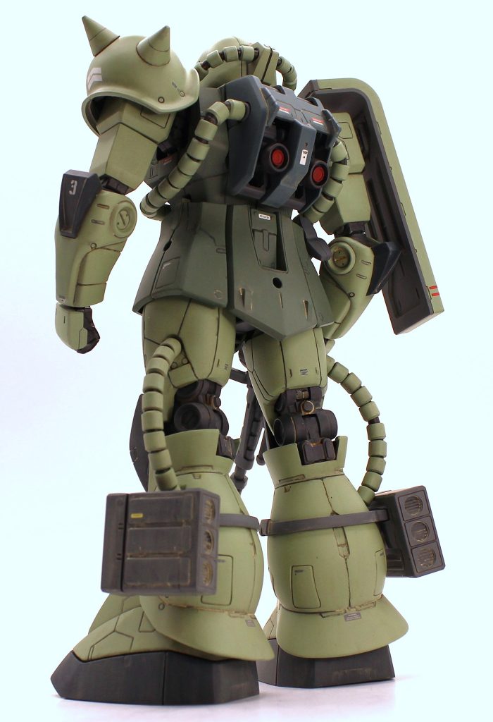 配線を外に見せずにビルトインは絶対に外したくない条件だったので、胸部をくり抜き背中に穴を空け、電池＆スイッチを頑張って押し込めました。