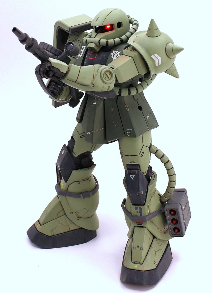 最近逆エッジやちょっとした箇所を0.3mmのシャーペンでスミ入れするようにしたのですが、これが個人的には革命的でした。今まではわざわざスジを掘ってスミ入れしたり、そのままで上手く塗料が流れず妥協してボヤっとした線になったり、そもそもスミ入れを諦めたりしていましたが、シャーペンスミ入れはそれらの問題に対し、劇的に仕上がり感UP＆時短を実現してくれました。しかも1分もあれば作業開始でき、臭いも無く後片付けもほぼゼロという手軽さに加え、スジを書き足すという新しい手段さえ実施可能です。色が黒鉛色だけなのが唯一のネックですかね。ガンダムマーカーシリーズでも出ているレベルのツールなので、ほとんどの方は「何をいまさらw」な常套手段だと思いますが、個人的には間違いなく今年一番のノウハウ進化になりました。