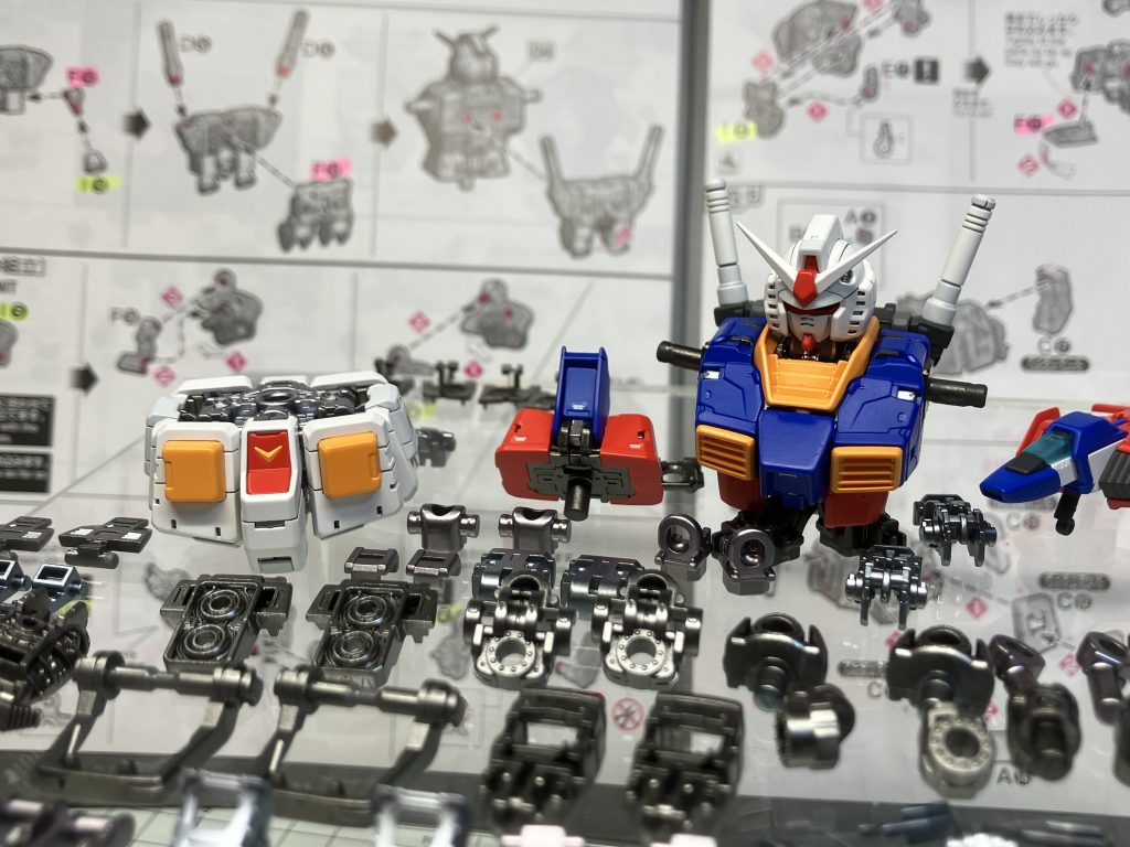 塗装したパーツを組んで行きます。