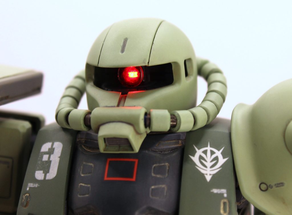 モノアイはキットのクリアパーツをそのまま使いましたが、側面も透明なので、そのままだと光が発散し過ぎてモノアイのイメージとは違ってきます。なので、側面を隠蔽の強い塗料で塗りつぶします。私は水性塗料のフラットブラックを筆塗りしましたが、正直光をしっかり隠蔽すればなんでもOKだと思います。使ったLEDはチップLEDでサイズは1608です。Amazon等で配線済の物が100円/個しない程度で買えます。初見時は滅茶苦茶ちっちゃくてびっくりしました。モノアイはつまようじ等で突けば回せます。クチバシの中の合わせ目消せてませんね。アップで映すとアラがバレますね(笑)