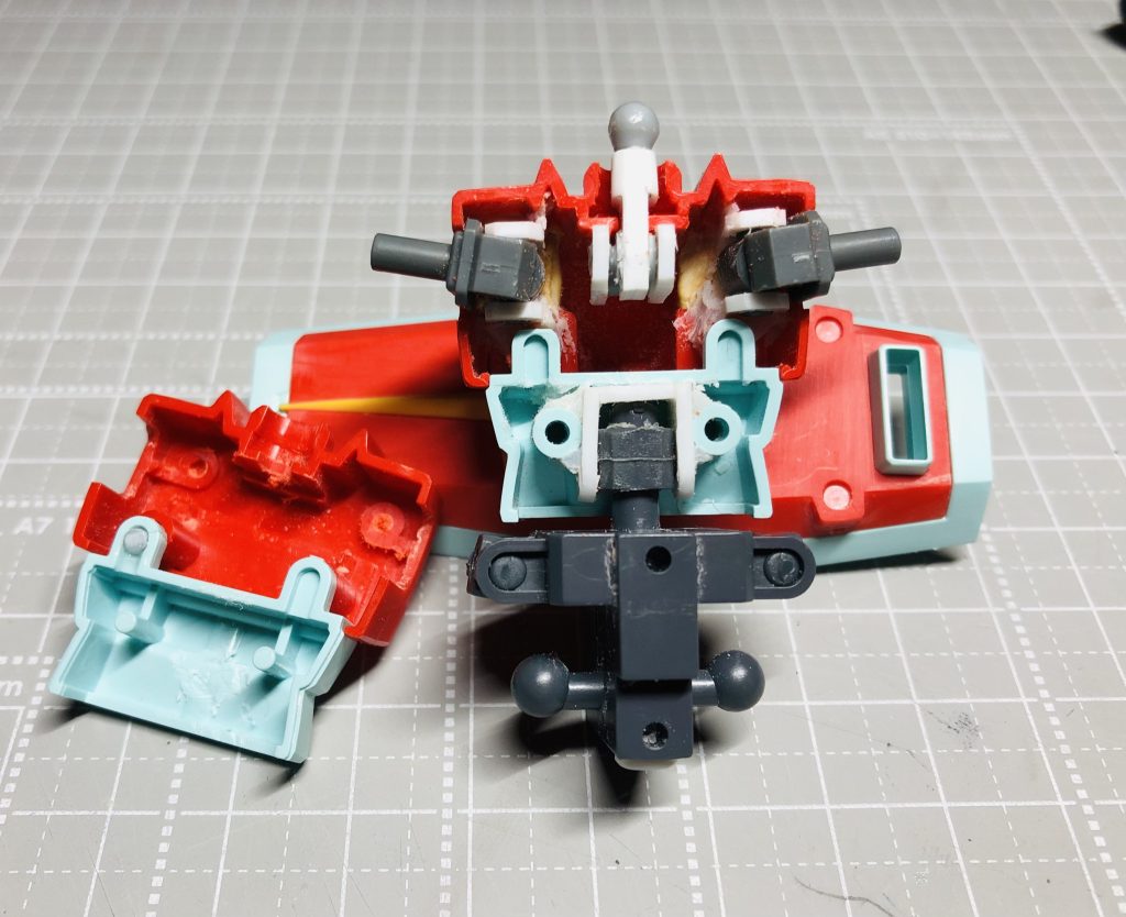 今回のキモ固定の肩軸を切りとばしTR-1ヘイズルの関節を移植首も固定のポリ素材だったのでプラ材で新造ちょびっと延長+前後可動化腰のポリキャップ軸受けの向きを90°変換そもそも元の可動方向が謎(説明書のポージング苦しすぎ)