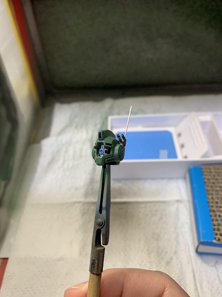 モノアイ付近もディテールが細かく、筆塗り神経使いました。最後にクリアジェルをちょんっと。