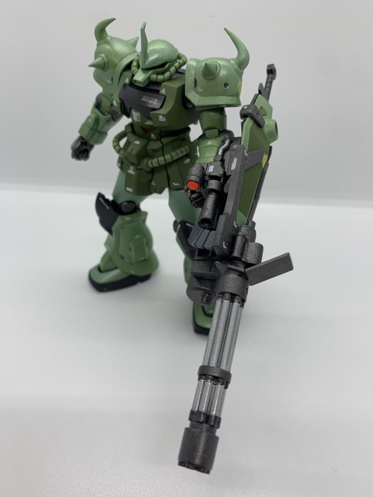 ガトリングはガンダムマーカーのシルバーEXの上にガンダムマーカーの艶消しクリアを塗装しました。グリーン部分は缶スプレーで塗装したかったのですが、古すぎてガスが抜けて全然使えませんでした。結局、ダークグリーンとライトグリーンをガンダムマーカーで塗装後、ライトグリーンの箇所のみ完スプレーグリーンを塗っています。なかなかいい感じでした。でも缶スプレーは使いきれないので、もったいない感じがします。