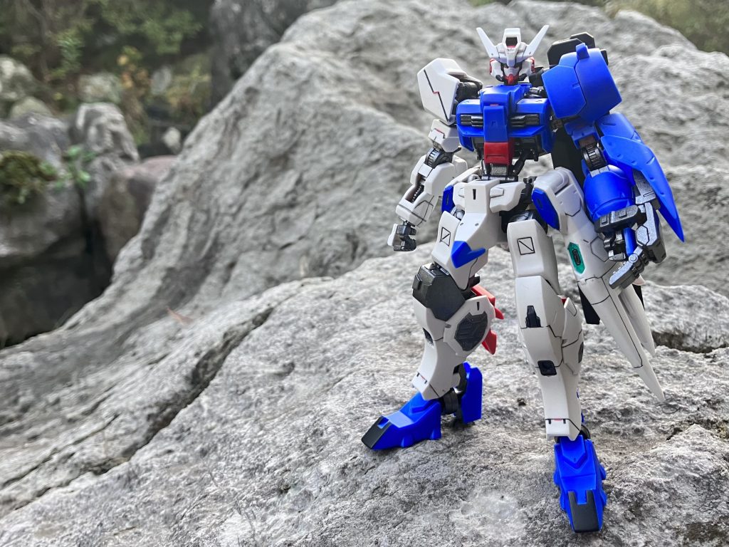 <工作内容>合わせ目消しデモリッションナイフに磁石仕込んだ。レッドポイント貼った。面・エッジ出しモールド掘り直し各部シャープ化<塗装内容>スミ入れフレームをガンメタで塗って光沢クリア吹いた。各部塗り分け外装につや消しクリア吹いた。ツインアイ塗り分けUVレジンでコーティング