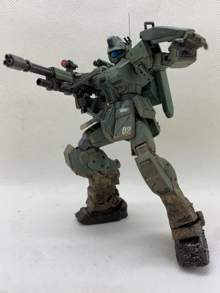 肩シールドの可動範囲が思いのほか狭く、腕の動きに干渉していたため、若干削って広くしました。