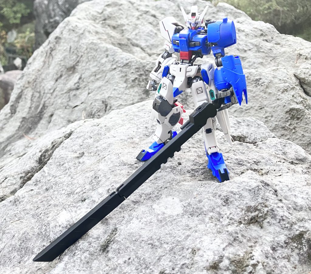 ピタッと折り畳めるようにデモリッションナイフの先端に磁石を仕込んだ。