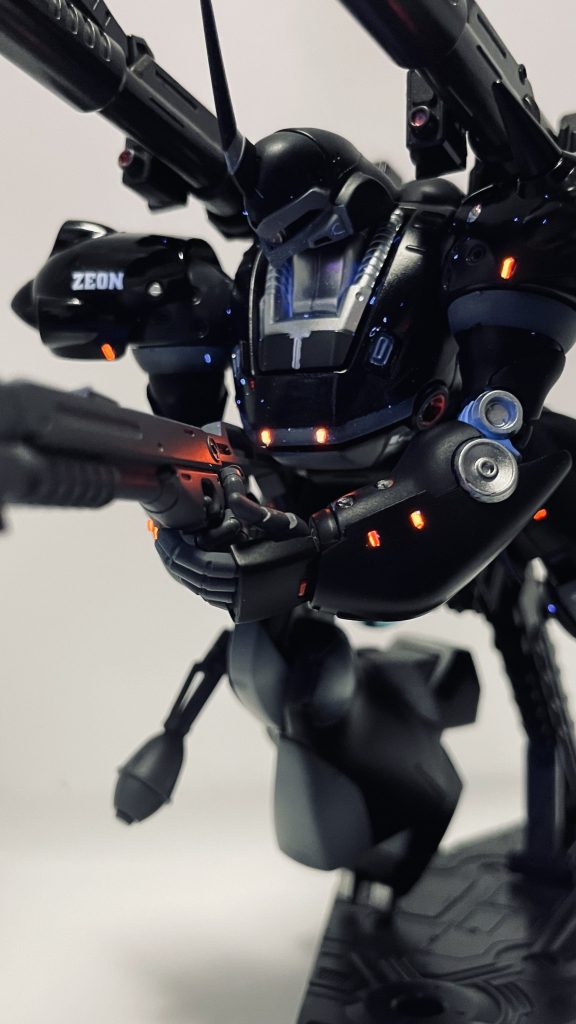 今回レッドチップも初めて作成してみました。赤く見えるだけでも良いのですが、すぐに光らせたがるのか、上から蛍光の赤を塗ったレッドチップにしてみました。