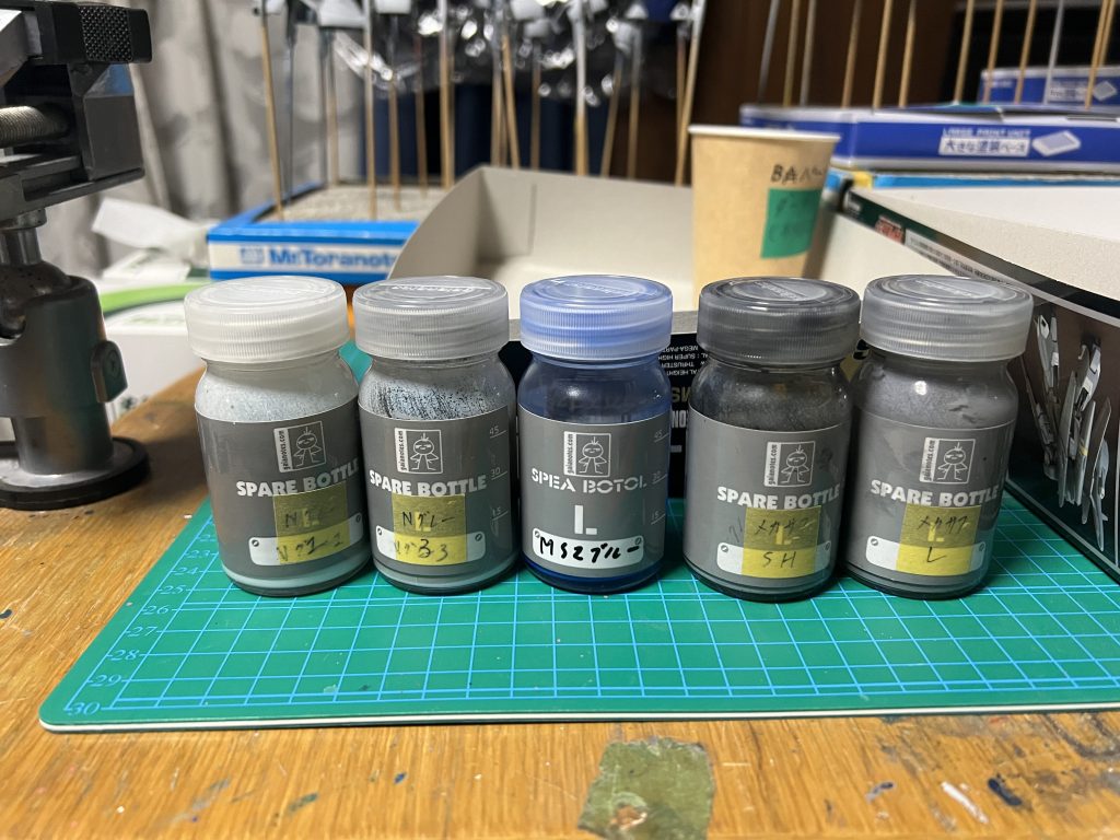 今回使用した塗料 あと付属の赤色のシールメタリックブルーを塗装してキットに貼り付けましたプライマーとサフをきちんと塗装すれば問題ないので塗り分けが難しい時はおすすめです✌️
