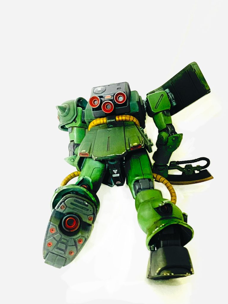 合成元のザクⅡ改。撮影に使っている白Tシャツにもたれかけさせて撮影しました。