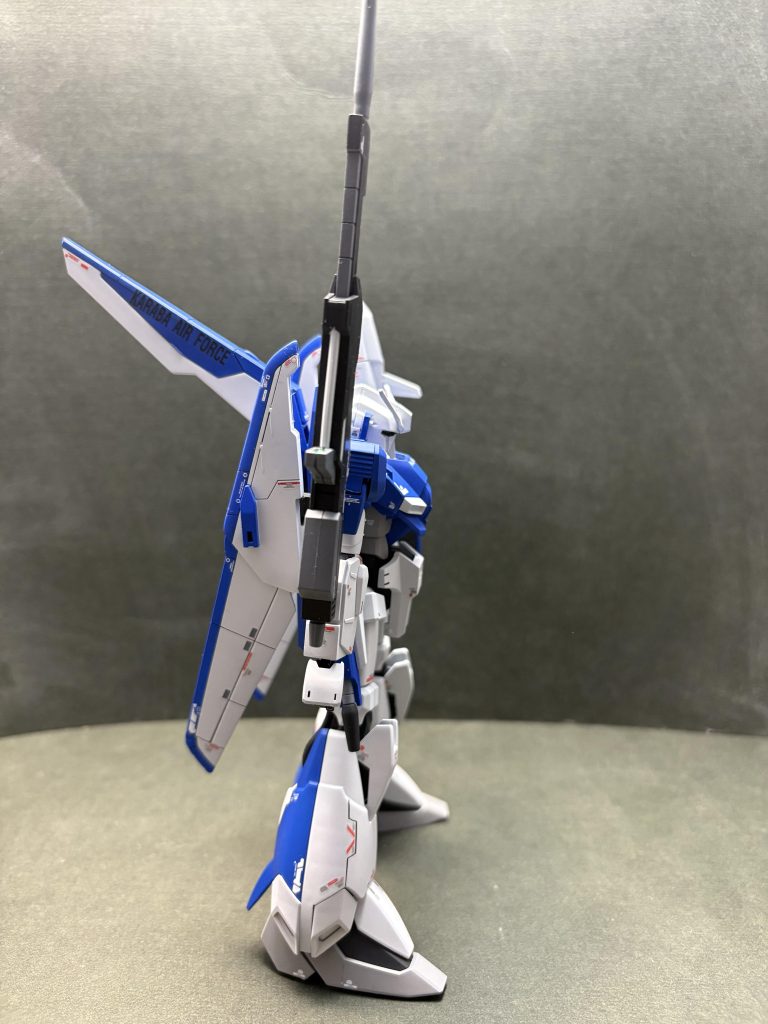 ゼータガンダム同様に肘にライフルをマウント出来るようにプラ板で幅を狭くしてます