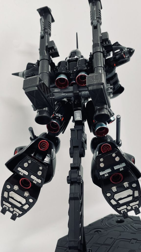 足裏はマスキングテープが苦手なので下にシルバーを塗りエナメルブラックで塗り分けました。