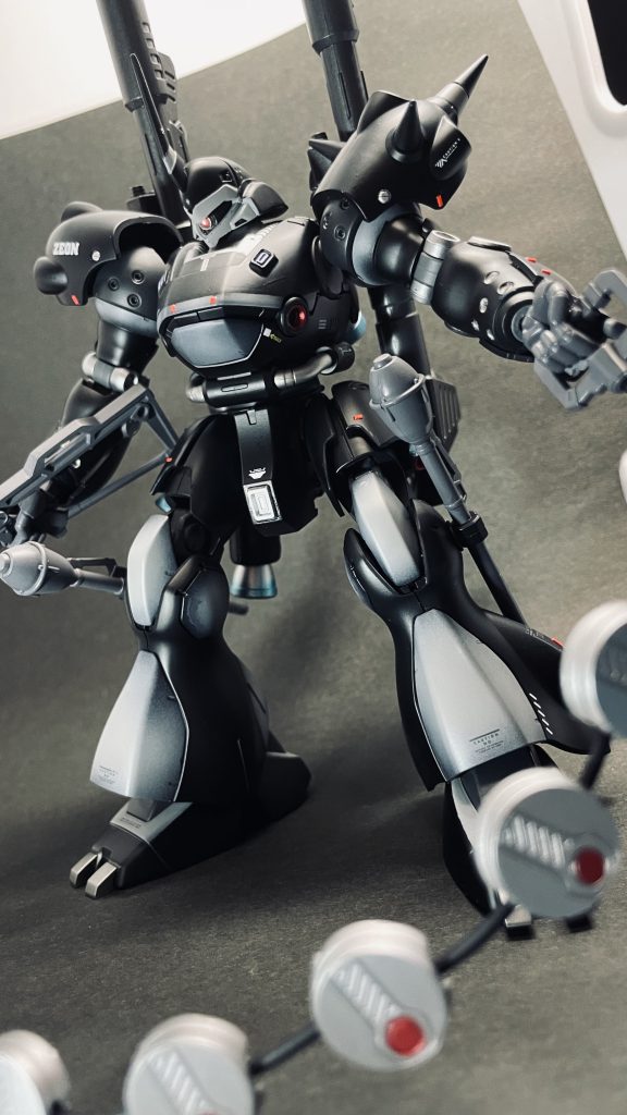 黒をメインにしていますが、所々ニュートラルグレーを使ってグラデーション塗装も試してみましたが充電式エアーブラシではここが私の今の技術の限界でした。が、色合いとしては個人的にお気に入りです。