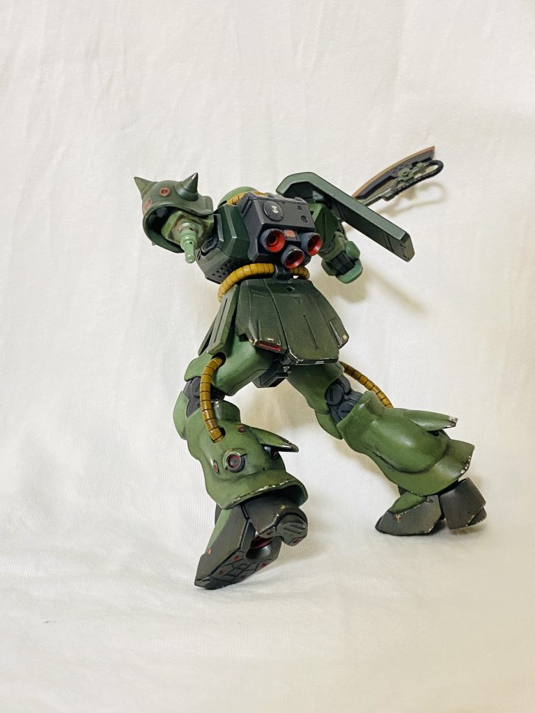 合成元のザクⅡ改。これもまた白Tシャツにもたれかけています。